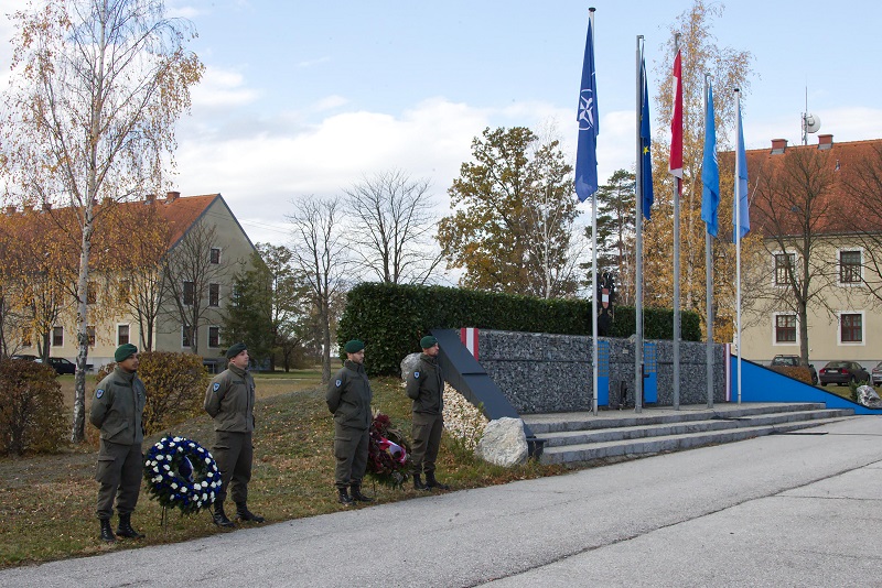 25a Kranzniederlegung u Totengedenken AUTINT